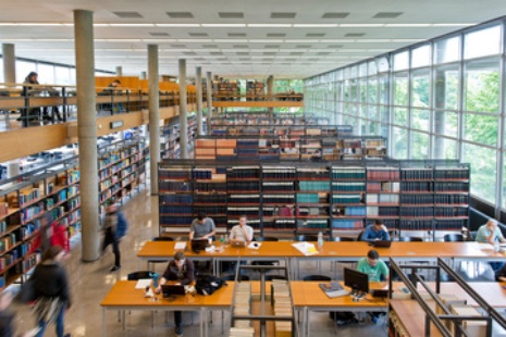 Blick in die Universitätsbibliothek in der Holzgartenstraße.